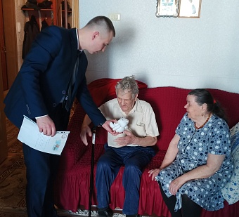 Сотрудники Уральского управления Росприроднадзора поздравили ветерана с Днем Победы