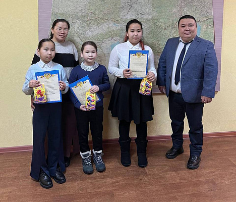 В Республике Тыва участники акции «Новогодняя экоигрушка» получили сладкие подарки от Росприроднадзора