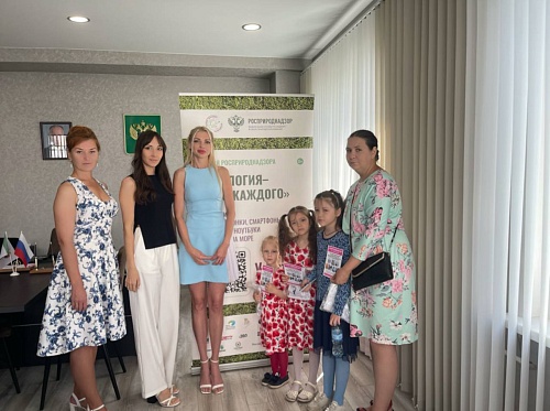 Межрегиональное управление Росприроднадзора по Саратовской и Пензенской областям поздравило многодетную семью Николаевых с Днём семьи, любви и верности  