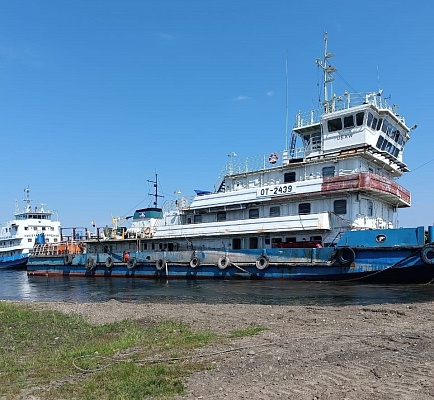 Аварийное судно в Казачинском районе Красноярского края транспортируют на берег.