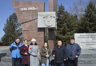 Сотрудники Росприроднадзора возложили цветы к памятнику Неизвестного солдата в Мемориальном комплексе «Площадь Победы» в г. Кызыл