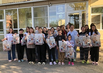 В Астрахани ФГБУ «СевКасптехмордирекция» и воспитанники Центра помощи детям, оставшимся без попечения родителей «Улитка» провели эколого-патриотическую акцию «Сад памяти»