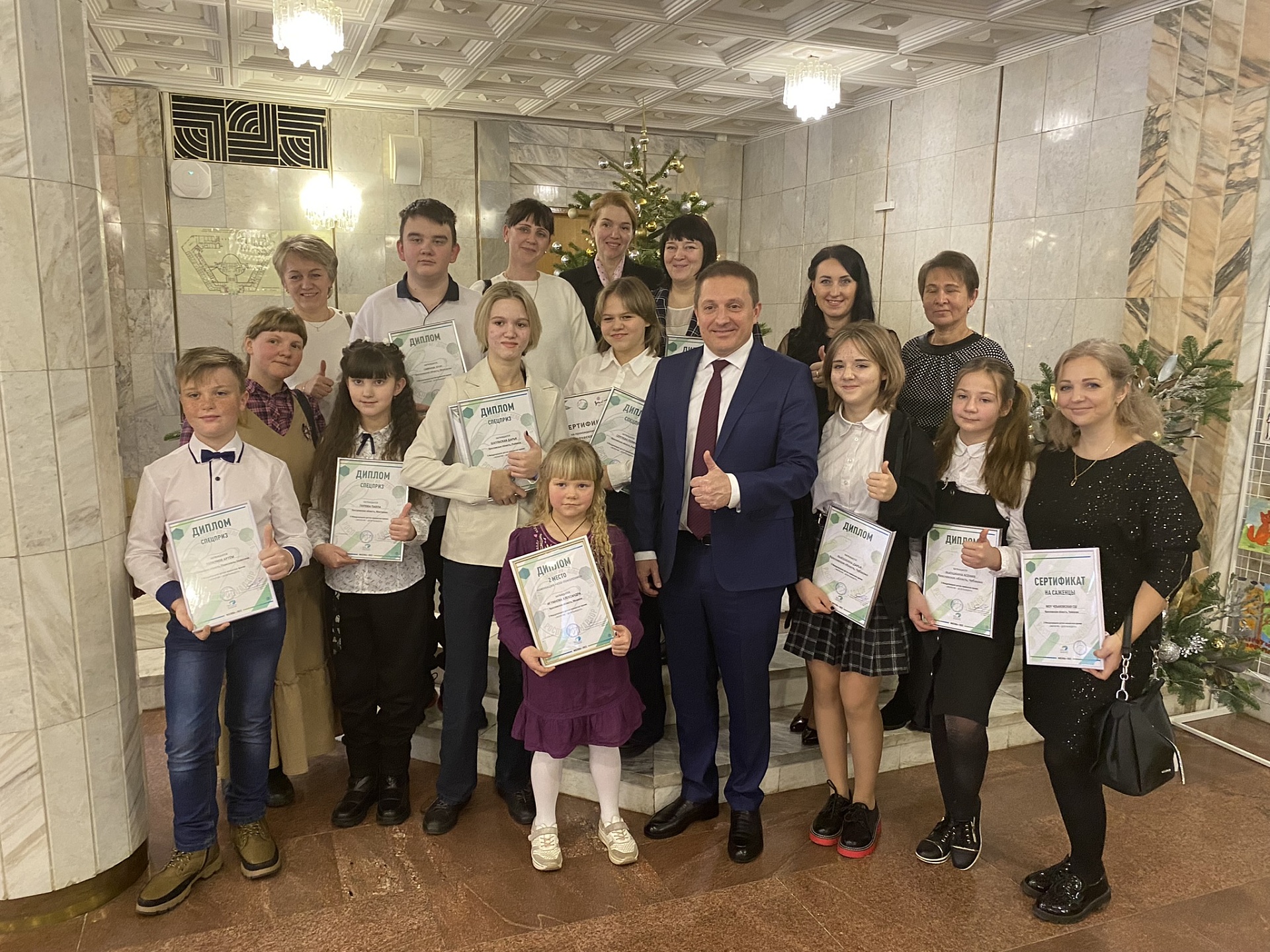  В Правительстве Ярославской области прошла торжественная церемония награждения участников II Международной детско-юношеской премии «Экология – дело каждого».