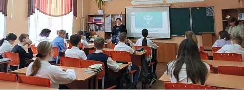 Ученикам красноярской школы № 3 на экоуроке рассказали о Премии Росприроднадзора «Экология – дело каждого»