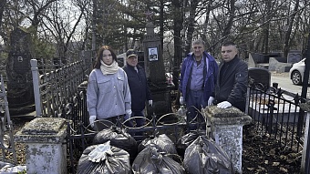 Сотрудники Приморского филиала Камчаттехмордирекции участвуют в благоустройстве воинских захоронений