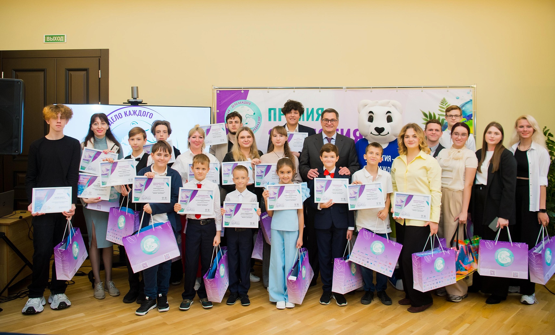 Роман Молдованов вручил награды победителям и призерам юбилейного сезона Премии Росприроднадзора «Экология – дело каждого» из Краснодарского края и Республики Адыгеи