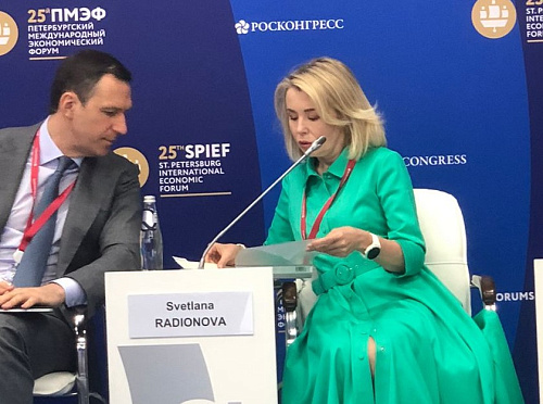 Светлана Радионова работает на ПМЭФ-2022