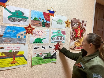 Сотрудники Росприроднадзора в Ижевске подготовили выставку детских рисунков, посвященных Дню Победы