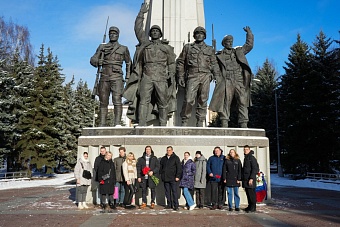 В Москве сотрудники ФЦАО возложили цветы к мемориалу на Поклонной горе в честь Дня защитника Отечества