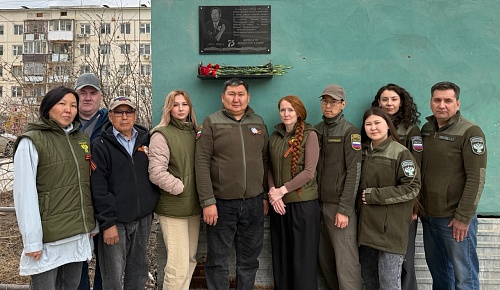 Сотрудники Управления Росприроднадзора по Республике Саха (Якутия) возложили цветы к Мемориальной доске ветерану Великой Отечественной Войны