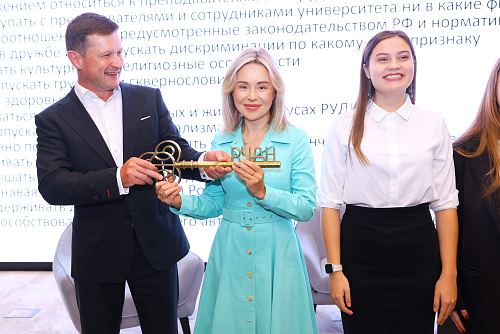 Светлана Радионова приняла участие в торжественной церемонии посвящения первокурсников в студенты Института экологии РУДН