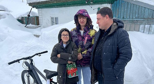 Руководитель Сибирского межрегионального управления Росприроднадзора, в рамках Всероссийской акции «Ёлка желаний», исполнил давнюю мечту школьника