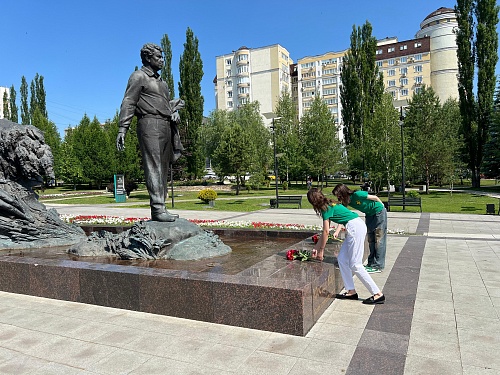 Сотрудники Южно-Уральского управления Росприроднадзора возложили цветы к памятникам выдающих личностей России 