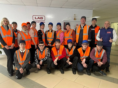 Росприроднадзор по Саратовской и Пензенской областям провел экскурсию для школьников на завод Лаб Индастриз в рамках премии «Экология — дело каждого»