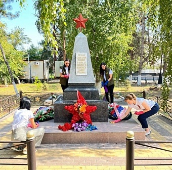 В Ростовской области сотрудники Росприроднадзора приняли участие в уборке мемориала павшим в годы Великой Отечественной войны