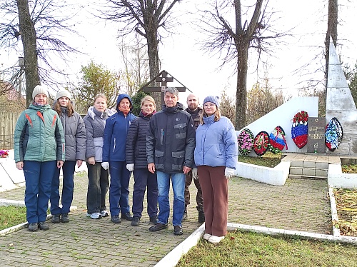 Сотрудники СЗМУ Росприроднадзора провели уборку мемориала советским воинам в п. Пролетарий Новгородской области