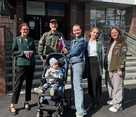 Сотрудники Уральского управления Росприроднадзора провели акцию ко Дню Государственного флага России 