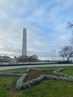Сотрудники Черноморо-Азовского морского управления Росприроднадзора возложили цветы у Обелиска Славы Бессмертным Героям в г. Керчь