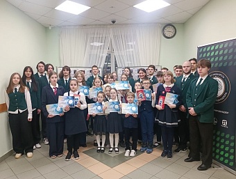 В школе №174 Центрального района Петербурга вручены подарки участникам акции Росприроднадзора «Экоёлка»