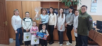 Сотрудники ФГБУ «СевКасптехмордирекция» и Нижне-Волжского управления Росприроднадзора поздравили с Днем защитника Отечества многодетную семью участника СВО