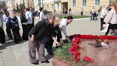 В преддверии Дня Победы в Кирове прошел флешмоб «Живёт Победа в поколениях» 