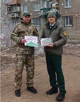 Сотрудник Черноморо-Азовского морского управления доставил бойцам СВО детские поздравительные открытки и рисунки