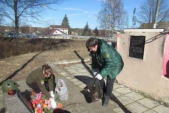 Накануне 80-летия Победы специалисты Верхне-Волжского управления Росприроднадзора провели субботники у воинских захоронений