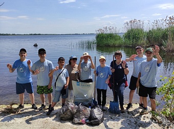 Юные эковолонтеры Саратова провели акцию «Чистый берег» в честь Дня эколога