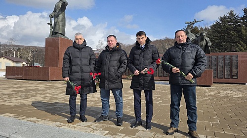 Сотрудниками Дальневосточного межрегионального управления Росприроднадзора в преддверии Дня защитника Отечества возложены цветы к мемориалам