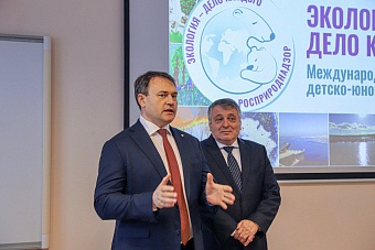 Руководитель Центрально-Черноземного управления Росприроднадзора Алексей Карякин наградил учеников воронежской школы 102 за участие в акции «Экоёлка»