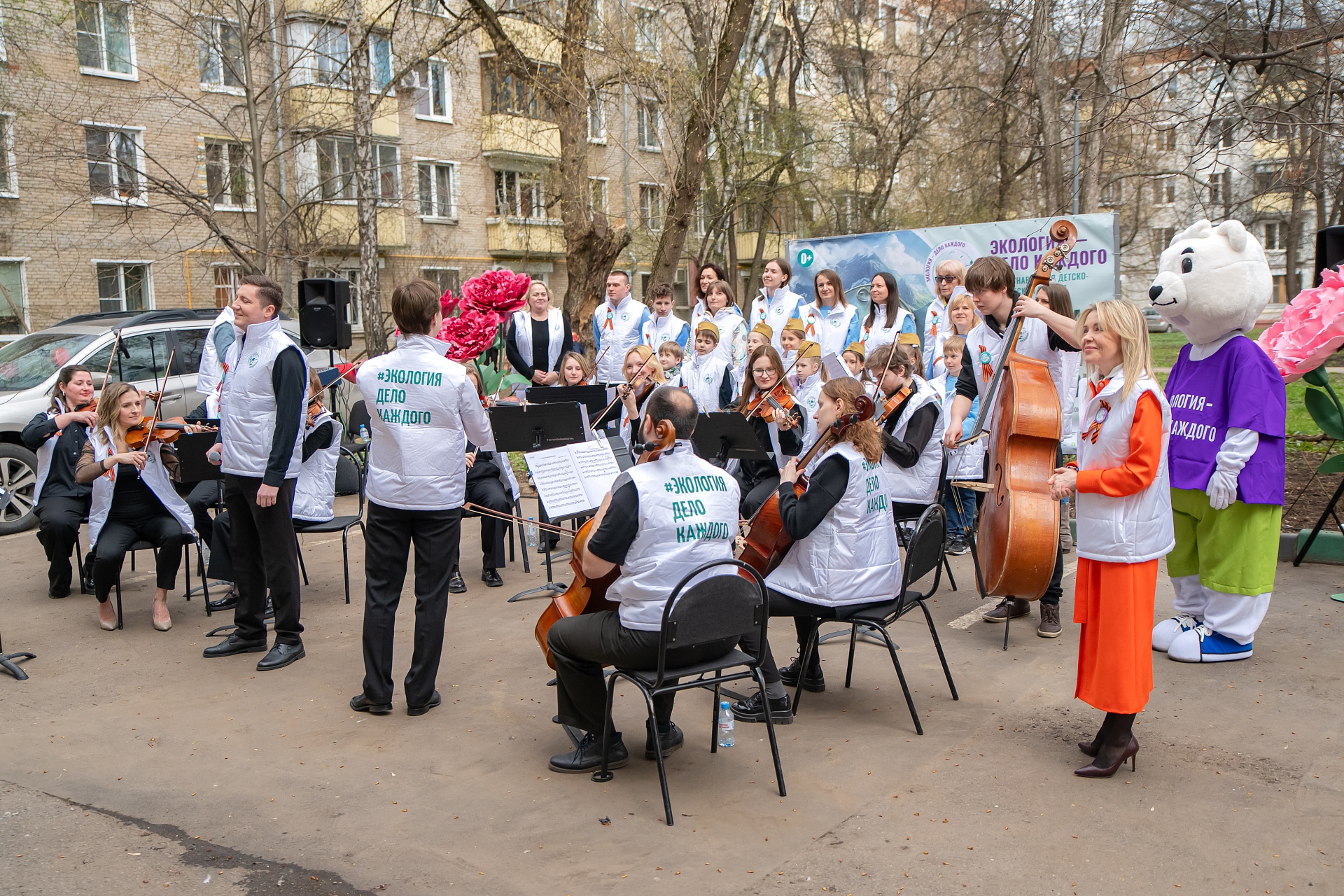 Участники премии «Экология – дело каждого» провели концерт под окнами фронтовика