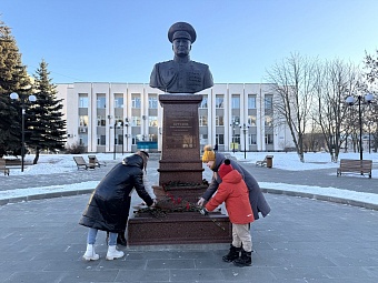 Сотрудники Верхне-Волжского управления возложили цветы к памятнику генералу Роману Кутузову и сформировали гуманитарный набор для поддержки защитников Отечества