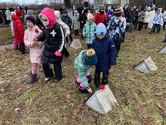 Дети сотрудников ЦЛАТИ по Новгородской области приняли участие в возложении цветов к обелискам на Колмовском мемориальном воинском кладбище