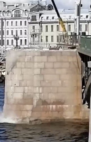 Благодаря бдительности петербуржцев зафиксировано эконарушение при реконструкции Биржевого моста
