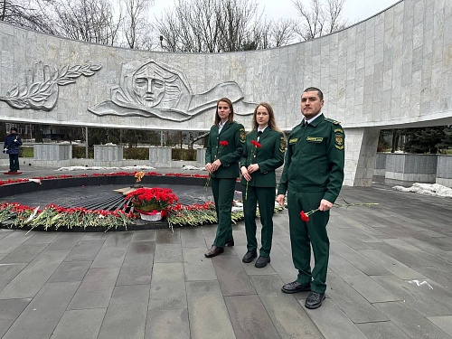 В Ростове-на-Дону сотрудники Черноморо-Азовского морского управления Росприроднадзора возложили цветы к мемориалу «Павшим воинам» в сквере имени Фрунзе