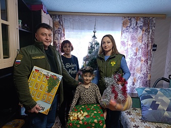 Сотрудники Южно-Сибирского управления Росприроднадзора в рамках благотворительной акции «Ёлка желаний» подарили коньки девочке из Республики Алтай