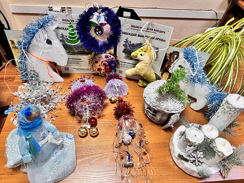 Дети сотрудников Енисейского управления Росприроднадзора изготовили игрушки для Экоелки