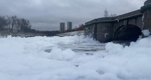 Пена на реке Дудергофка в декабре 2020 года могла образоваться из-за сброса шампуня или мыла
