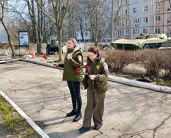 Сотрудники Приокского управления Росприроднадзора возложили цветы к памятникам покорителей космоса