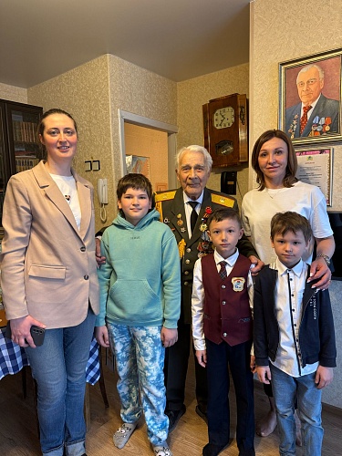 Росприроднадзор поздравил с Днем Победы ветерана Великой Отечественной войны