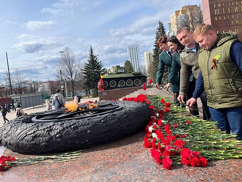 В Перми сотрудники Росприроднадзора возложили цветы к памятнику Уральскому добровольческому танковому корпусу