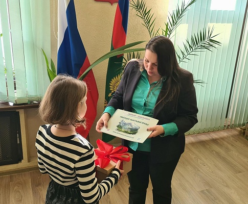 Заместитель руководителя Управления Елена Лапина в рамках благотворительной акции «Елка желаний» осуществила мечту юной краснодарки Полины