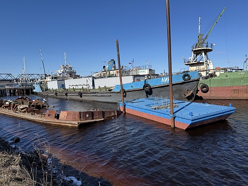 СЗМУ Росприроднадзора проводит работу по факту обнаружения в морском порту «Усть-Луга» полузатонувшего танкера-нефтесборщика