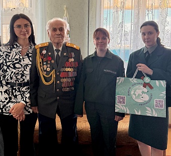 В Екатеринбурге Уральский Росприроднадзор поздравил ветерана с 80-летним юбилеем Победы в Великой Отечественной войне