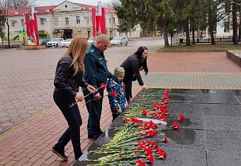В честь 80-летия Победы сотрудники Приамурского управления Росприроднадзора возложили цветы к воинским мемориалам в Хабаровске и Биробиджане
