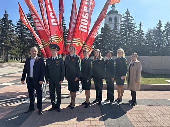 В Иркутске инспекторы Росприроднадзора возложили цветы к Вечному огню