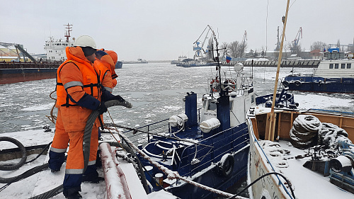 Специалисты Росприроднадзора приняли участие в тренировочных учениях по ликвидации аварийных разливов нефтепродуктов в морском порту Азов