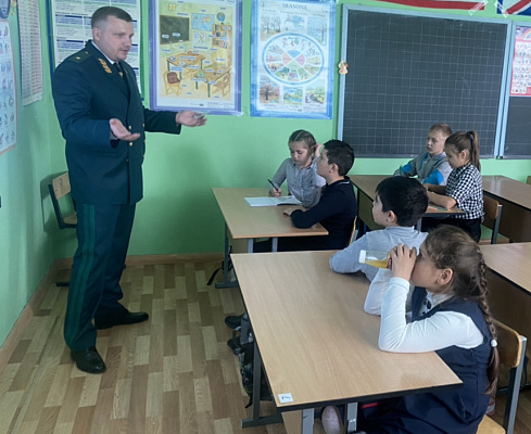 В Выборгском районе Санкт-Петербурга школьники встретились с инспекторами Росприроднадзора по СЗФО и сотрудниками экспертной лаборатории