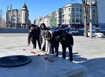 Сотрудники Дальневосточного управления Росприроднадзора возложили цветы к мемориалам защитников Отечества