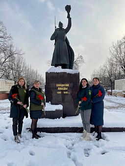 В Ростове-на-Дону сотрудники Черноморо-Азовского морского управления возложили цветы к памятнику Солдатам Победы